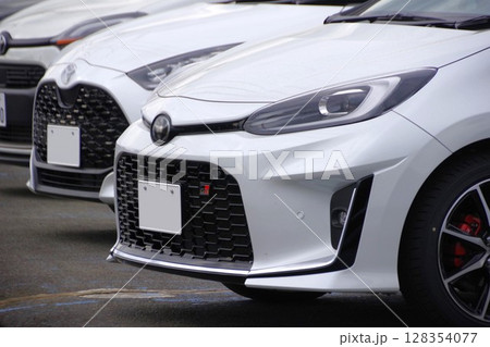 自動車イメージ　販売店に並ぶトヨタ車 128354077