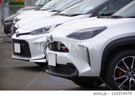 自動車イメージ　販売店に並ぶトヨタ車 128354079