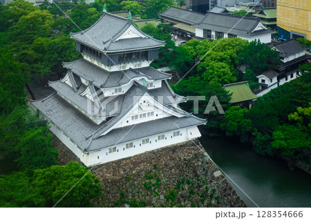 北九州市役所屋上展望室より小倉城を望む 128354666