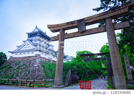 八坂神社の鳥居と小倉城 128354680