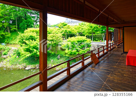 若葉と新緑の小倉城庭園　書院棟 128355166