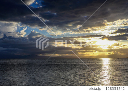 水平線に沈む夕日のパノラマ風景 128355242