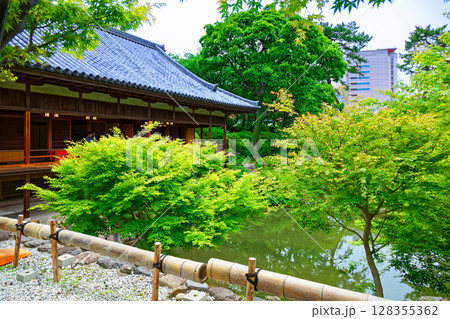若葉と新緑の小倉城庭園　書院棟　和室 128355362