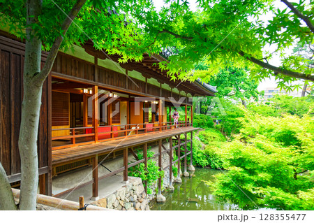 若葉と新緑の小倉城庭園　書院棟　 128355477