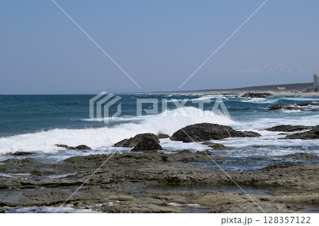 庄内浜の荒波 日本海 128357122