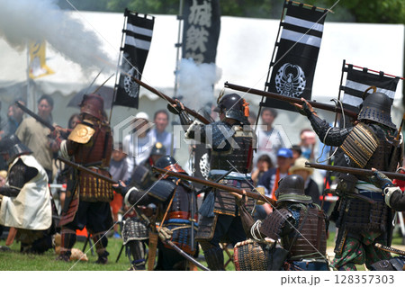 岡山城鉄砲隊　古式砲術演武　明石公園　時のウィーク 128357303