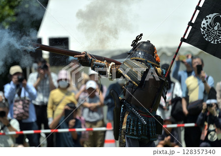 岡山城鉄砲隊　古式砲術演武　明石公園　時のウィーク 128357340