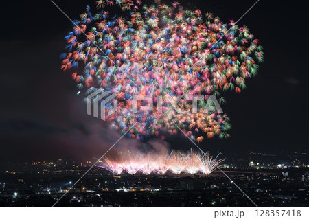 長岡まつり大花火大会の彩色千輪菊。日本の夏祭りの花火 128357418