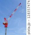 空に伸びるクレーン 128357474