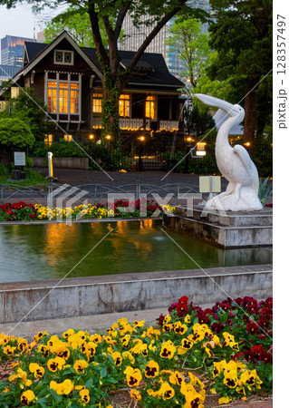 夕暮れの日比谷公園の花壇 夕暮れの日比谷公園の花壇 128357497