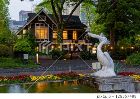 夕暮れの日比谷公園の花壇 128357499