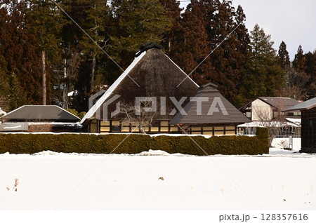 茅葺屋根の古民家 128357616