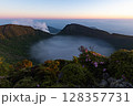 韓国岳山頂の火口に雲が溜まった様子硫黄山の噴煙とミヤマキリシマ 128357731