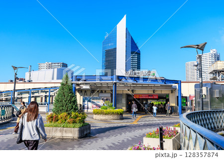 埼玉県　川口市　川口駅東口の都市風景　川口駅 128357874