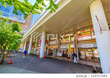 埼玉県　川口市　川口駅東口の都市風景　川口キュポ・ラ 128357884