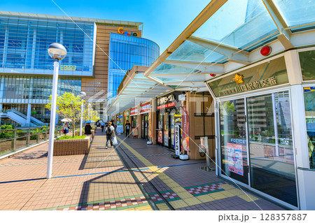 埼玉県　川口市　川口駅東口の都市風景　川口キュポ・ラ 128357887