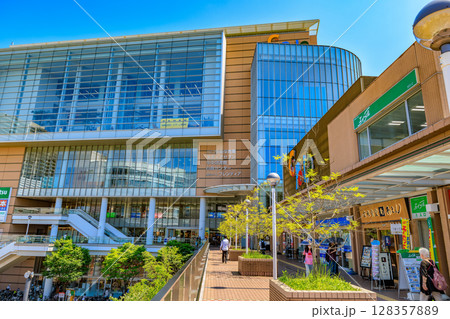 埼玉県　川口市　川口駅東口の都市風景　川口キュポ・ラ 128357889
