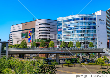 埼玉県　川口市　川口駅東口の都市風景　かわぐちキャスティとららテラス川口 128357899