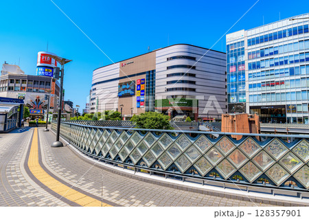 埼玉県　川口市　川口駅東口の都市風景　かわぐちキャスティとららテラス川口 128357901