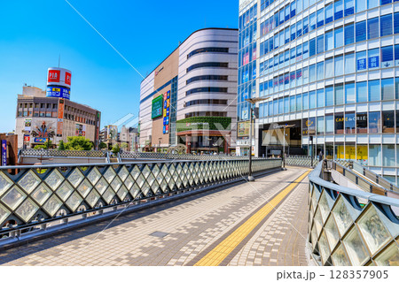 埼玉県　川口市　川口駅東口の都市風景　かわぐちキャスティとららテラス川口 128357905