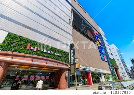 埼玉県　川口市　川口駅東口の都市風景　ららテラス川口 128357930