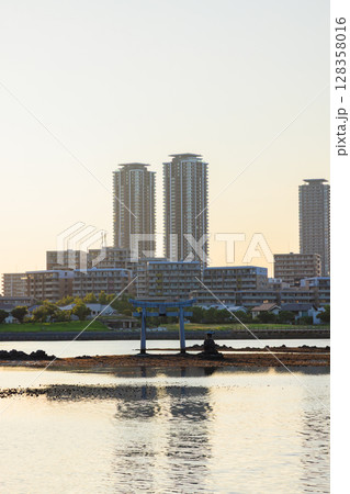 初夏の夕刻の香椎浜(香椎浜御島神社)　福岡県福岡市 128358016