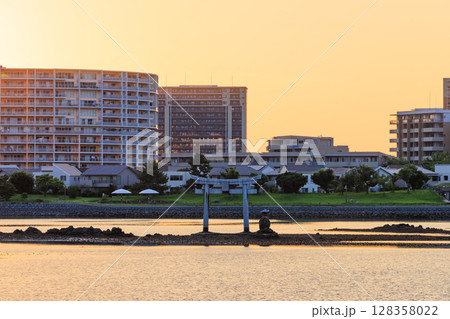 初夏の夕刻の香椎浜(香椎浜御島神社) 福岡県福岡市 初夏の夕刻の香椎浜(香椎浜御島神社) 福岡県福岡市 128358022