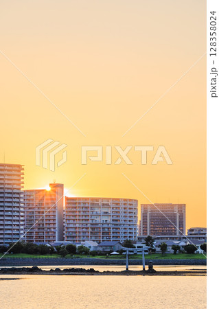 初夏の夕刻の香椎浜(香椎浜御島神社)　福岡県福岡市 128358024