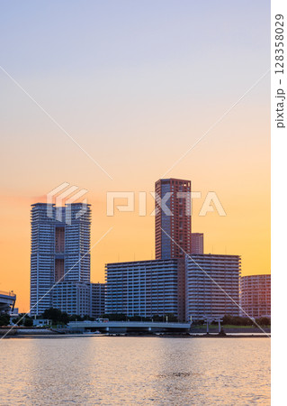 初夏の夕刻の香椎浜(香椎浜御島神社)　福岡県福岡市 128358029