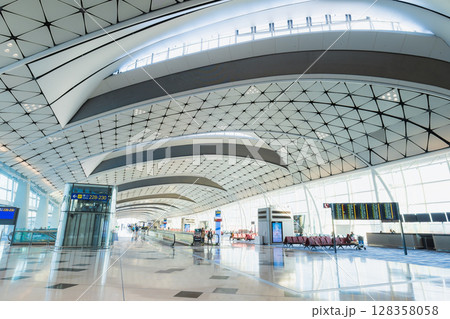 空港・出発ロビー・海外旅行イメージ　香港国際空港 128358058