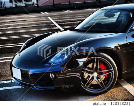 ギラギラの黒いスポーツカー ギラギラの黒いスポーツカー 128358221