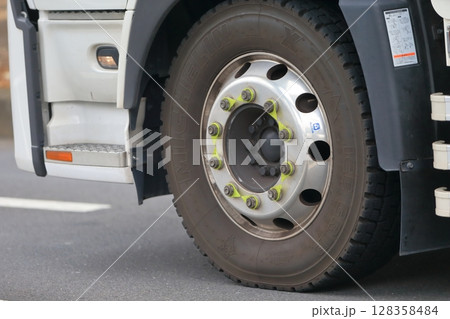 トラックのタイヤ イメージ トラックのタイヤ イメージ 128358484