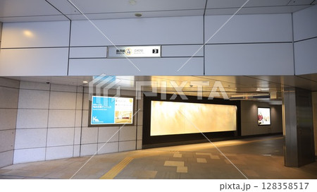 東京メトロ銀座線の京橋駅3番出入口 東京メトロ銀座線の京橋駅3番出入口 128358517