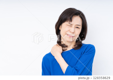 肩こりのミドルの女性 128358629
