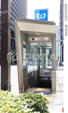 東京メトロ銀座線の京橋駅4番出入口 128358709