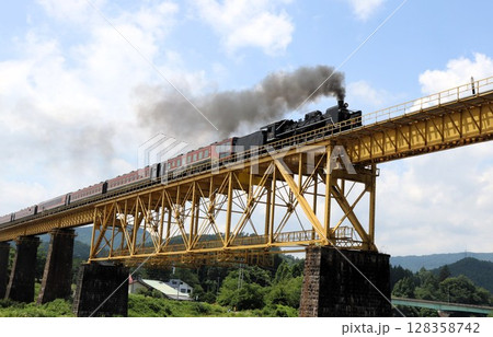 晴れた日の磐越西線　c57ばんえつ物語号　福島県 128358742