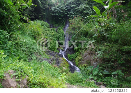 インドネシア　バリ島　ギギッ滝 128358825