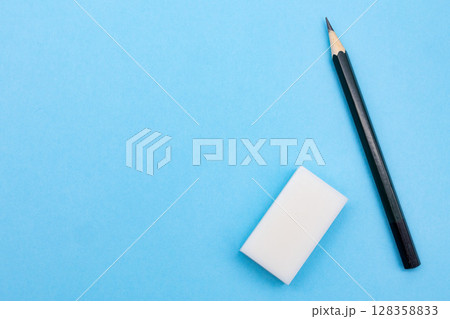 鉛筆と消しゴム 128358833