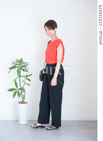 女性夏服のファッションコーディネート全身(縦向き) 女性夏服のファッションコーディネート全身(縦向き) 128358878