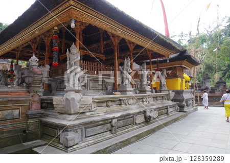 インドネシア　バリ島　ティルタウンプル寺院 128359289