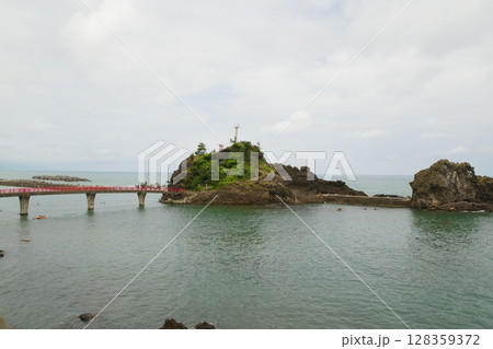 弁天岩　灯台　鳥居 128359372