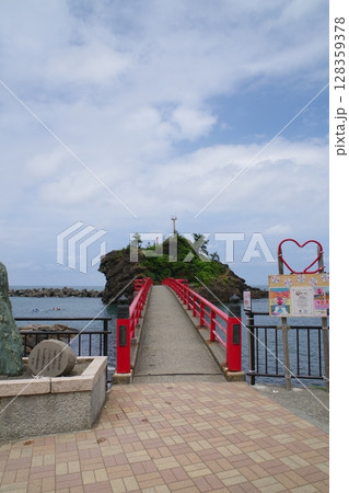 弁天岩　灯台　鳥居 128359378