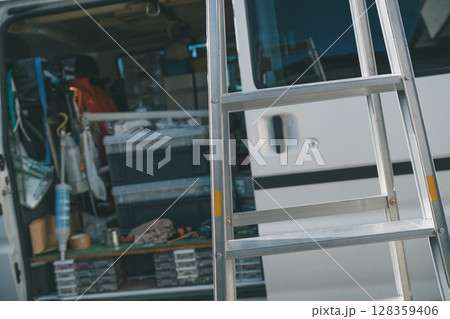 エアコン取り付け業者の作業車 128359406