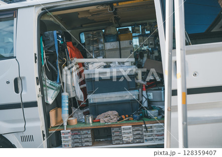 エアコン取り付け業者の作業車 128359407