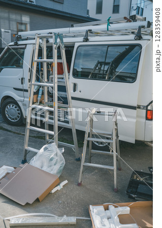 エアコン取り付け業者の作業車 エアコン取り付け業者の作業車 128359408