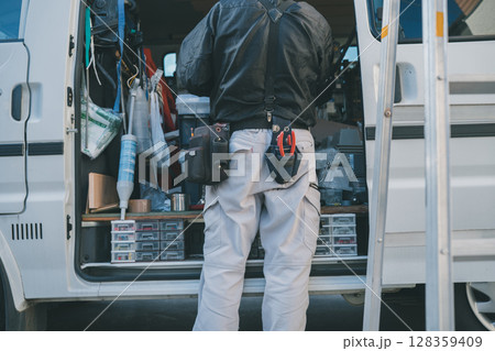 エアコン取り付け業者の作業車 128359409