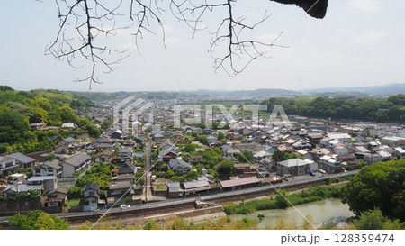 津山城 古い街並みが残る東側を望む  津山城 古い街並みが残る東側を望む  128359474
