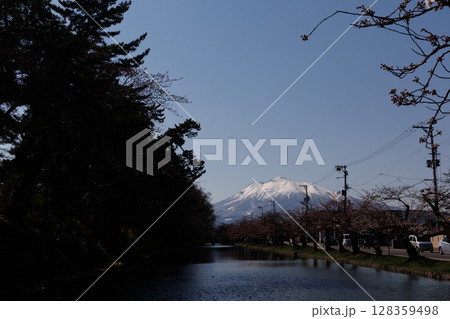 弘前公園外濠から観る残雪の岩木山（一部咲き） 128359498