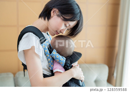 日本人の親子 128359588