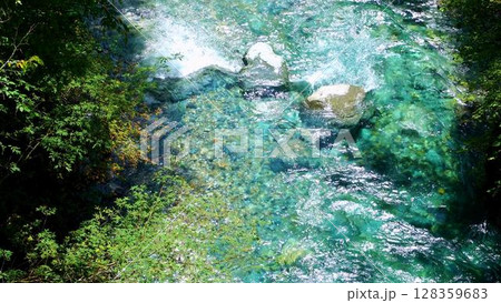 付知川の透き通った綺麗な渓流 128359683